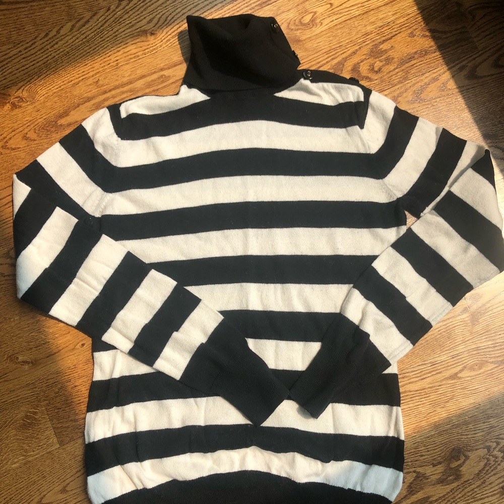 Button detail turtleneck